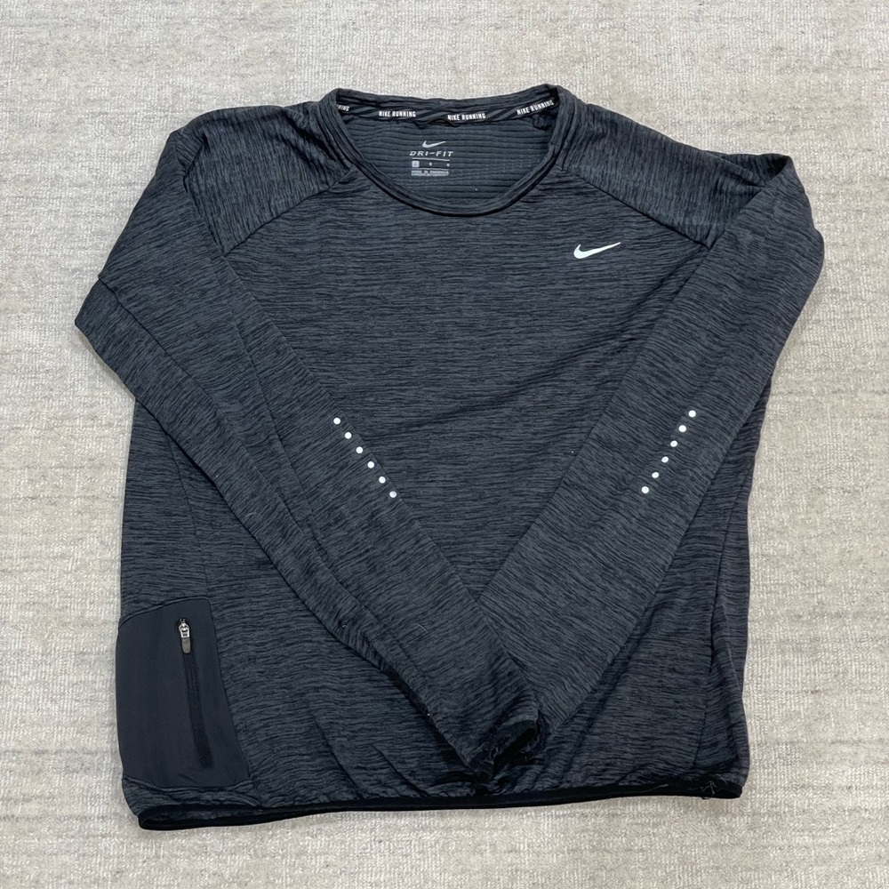 NIKE warm workout long sleeve tee. Look good and be comfy @ the gym. 💪👟🏋️‍♀️